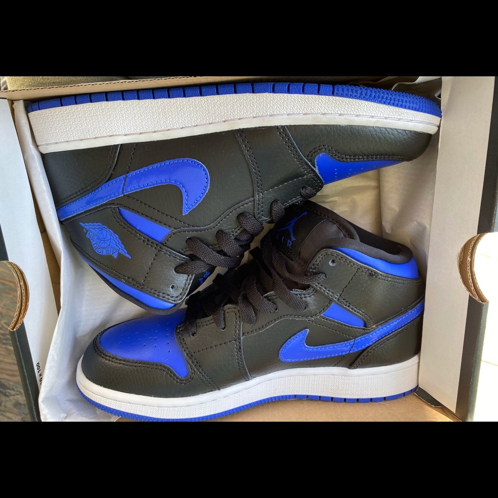 Blue Royal Jordan 1 Mids 💙.